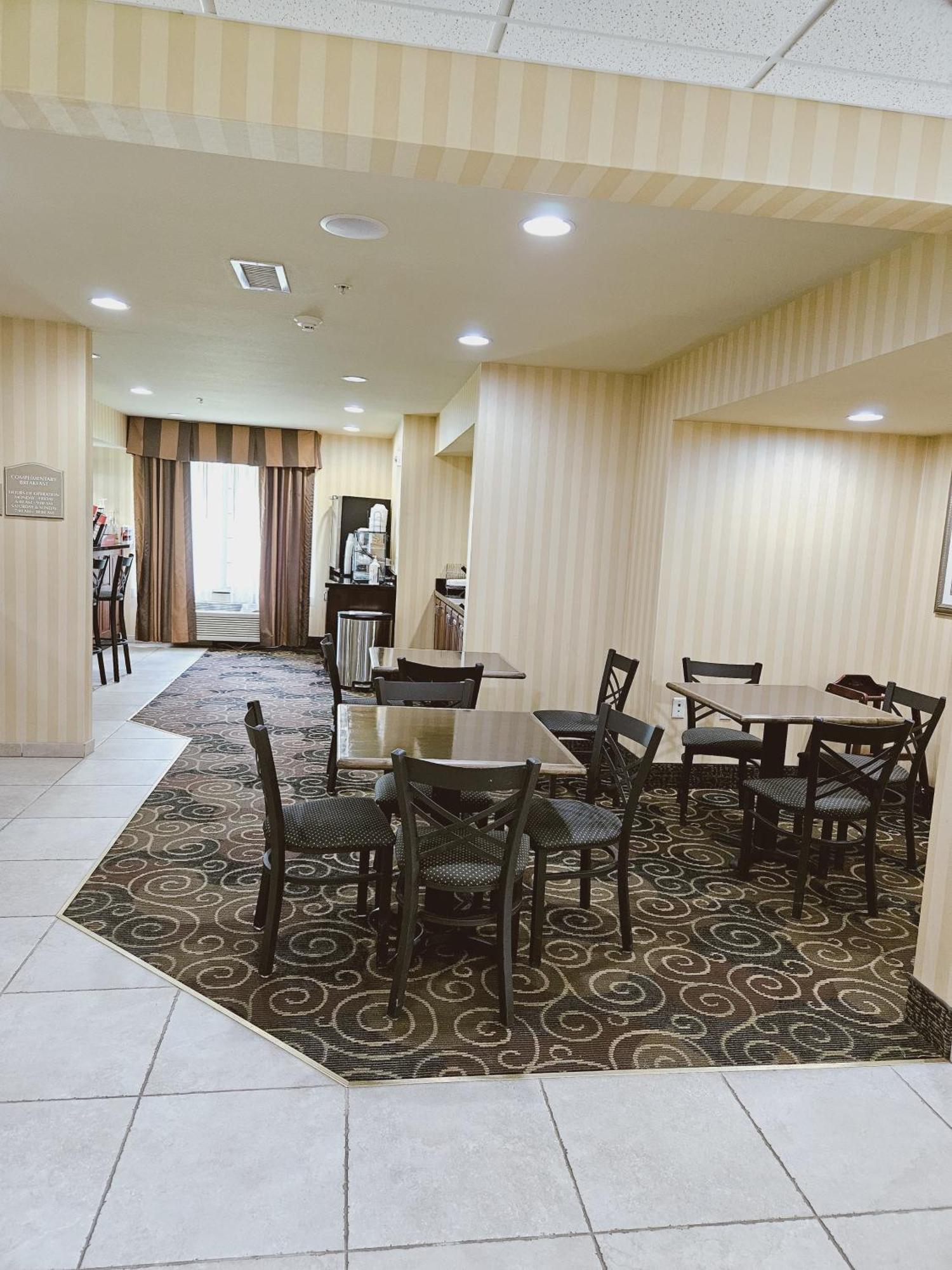 Cobblestone Inn & Suites - Bloomfield Экстерьер фото