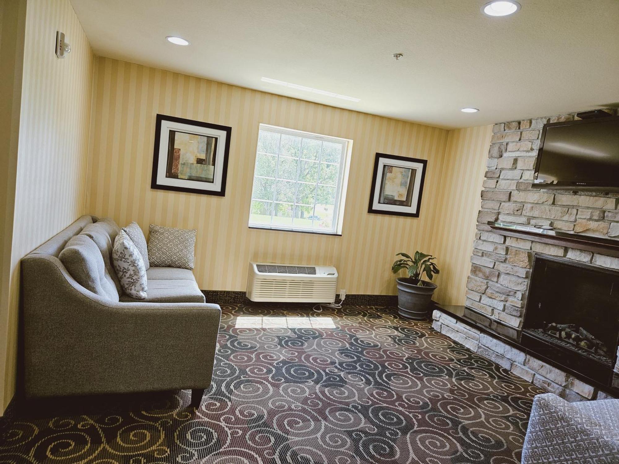 Cobblestone Inn & Suites - Bloomfield Экстерьер фото