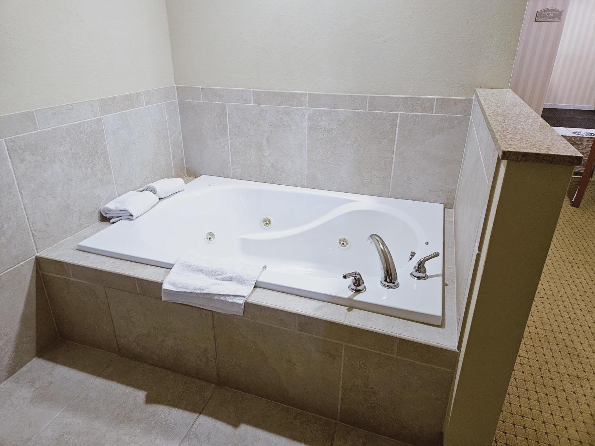Cobblestone Inn & Suites - Bloomfield Экстерьер фото