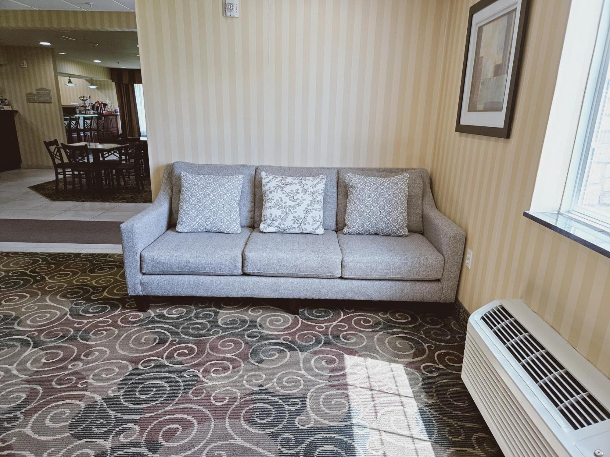 Cobblestone Inn & Suites - Bloomfield Экстерьер фото