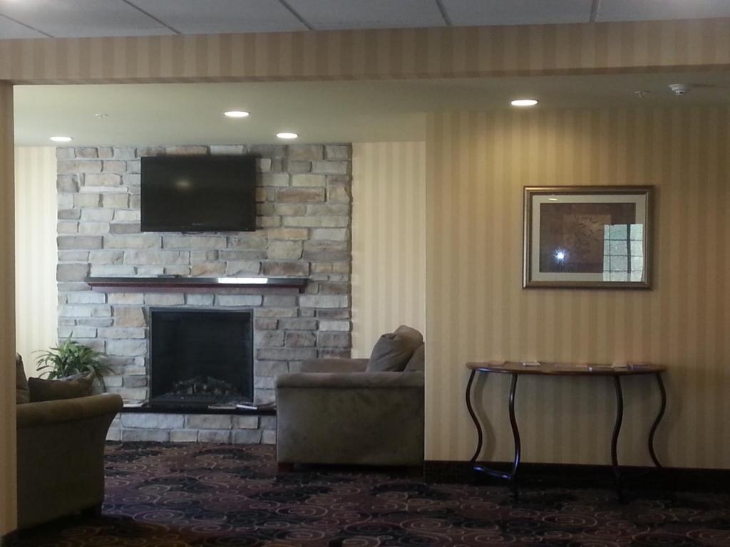 Cobblestone Inn & Suites - Bloomfield Экстерьер фото