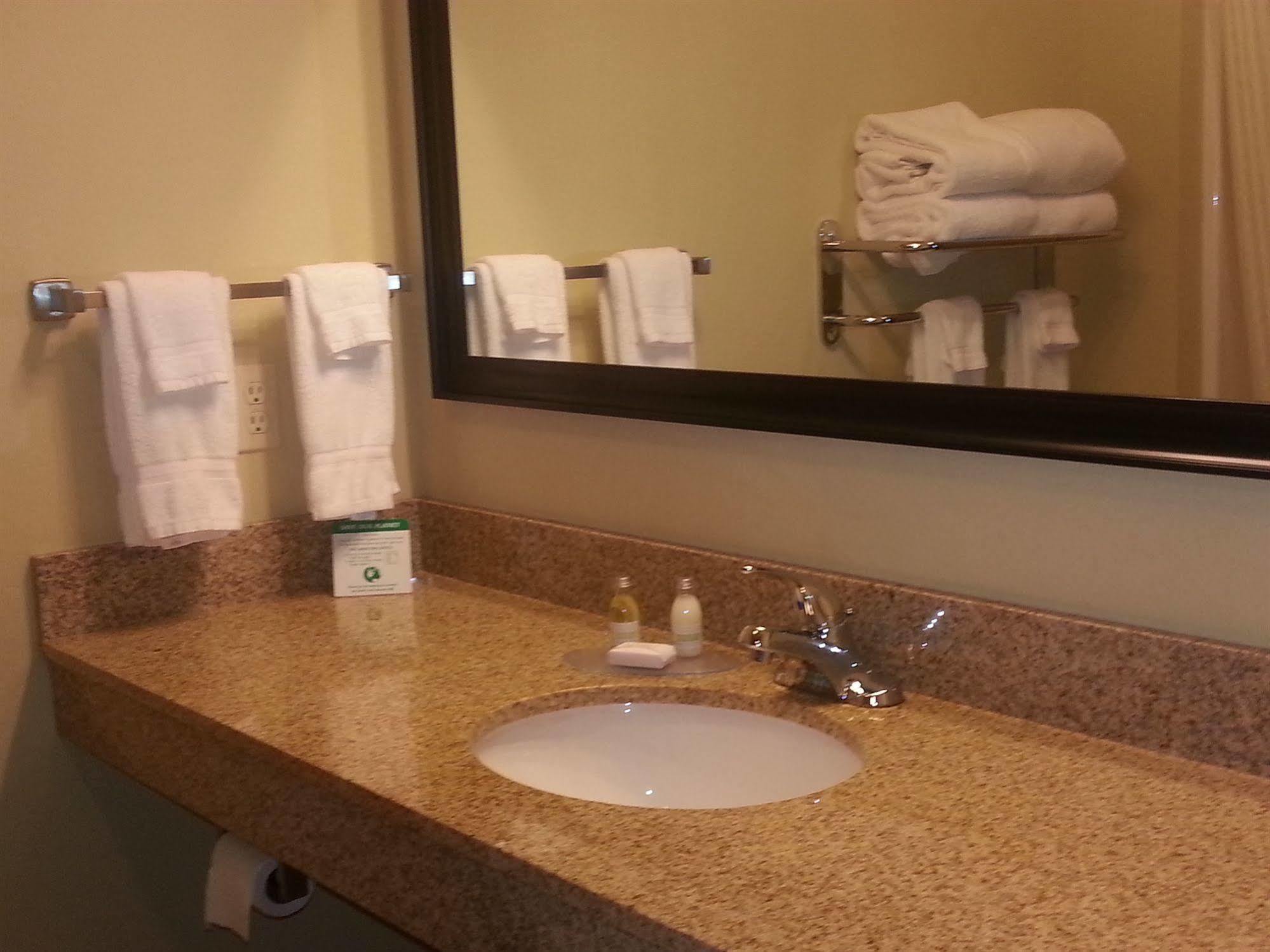 Cobblestone Inn & Suites - Bloomfield Экстерьер фото